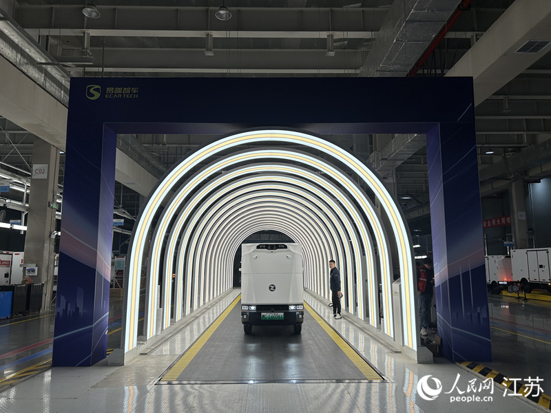 南京易咖智车科技有限公司智能工厂内，智能无人车正在接受检测。人民网记者 王丹丹摄
