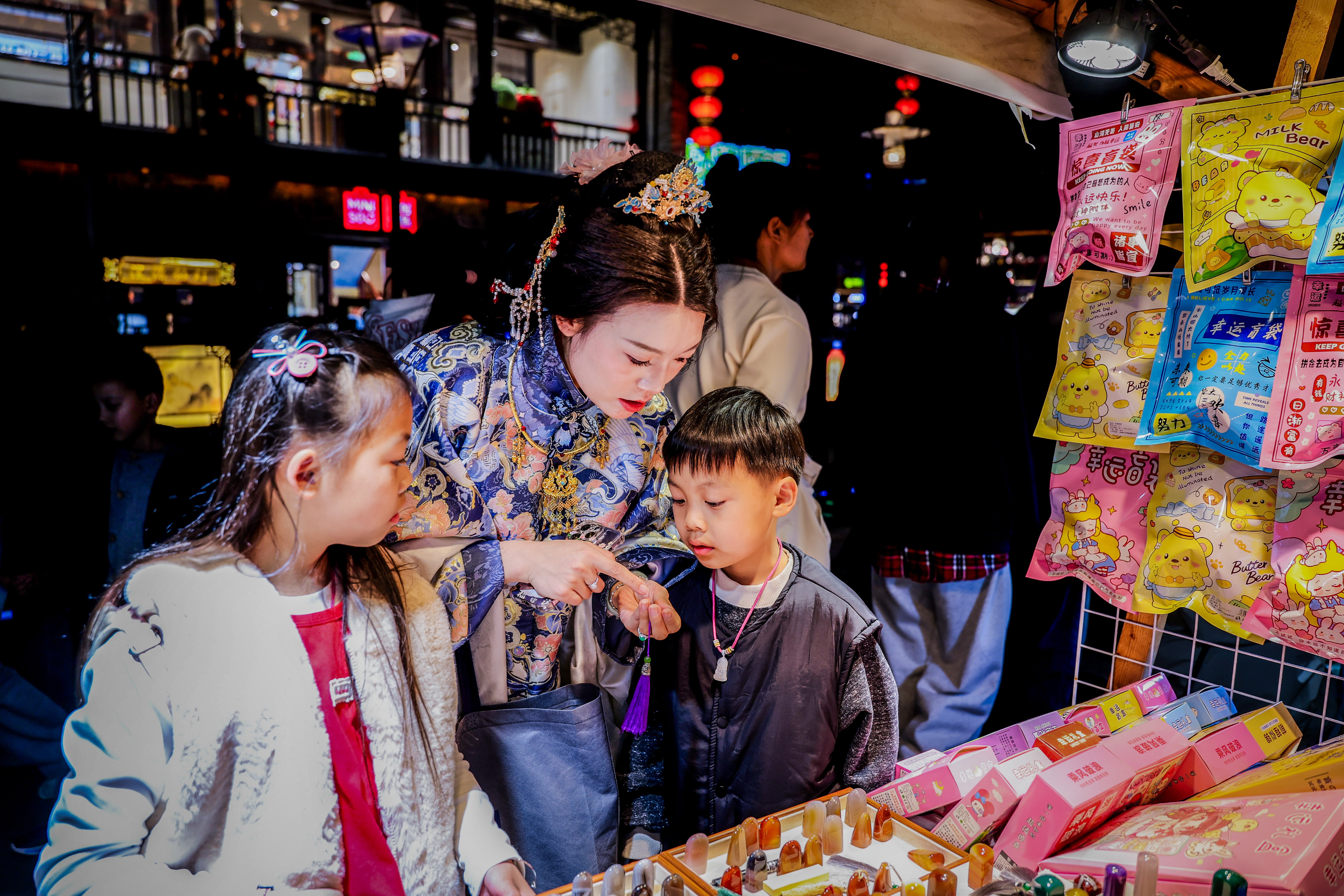 清明假期，南京门东历史文化街区迎来众多游客。特色商铺琳琅满目，让人们在浓郁的金陵烟火气中尽享惬意假期。通讯员 郁培媛 南京日报/紫金山新闻记者 董家训 摄