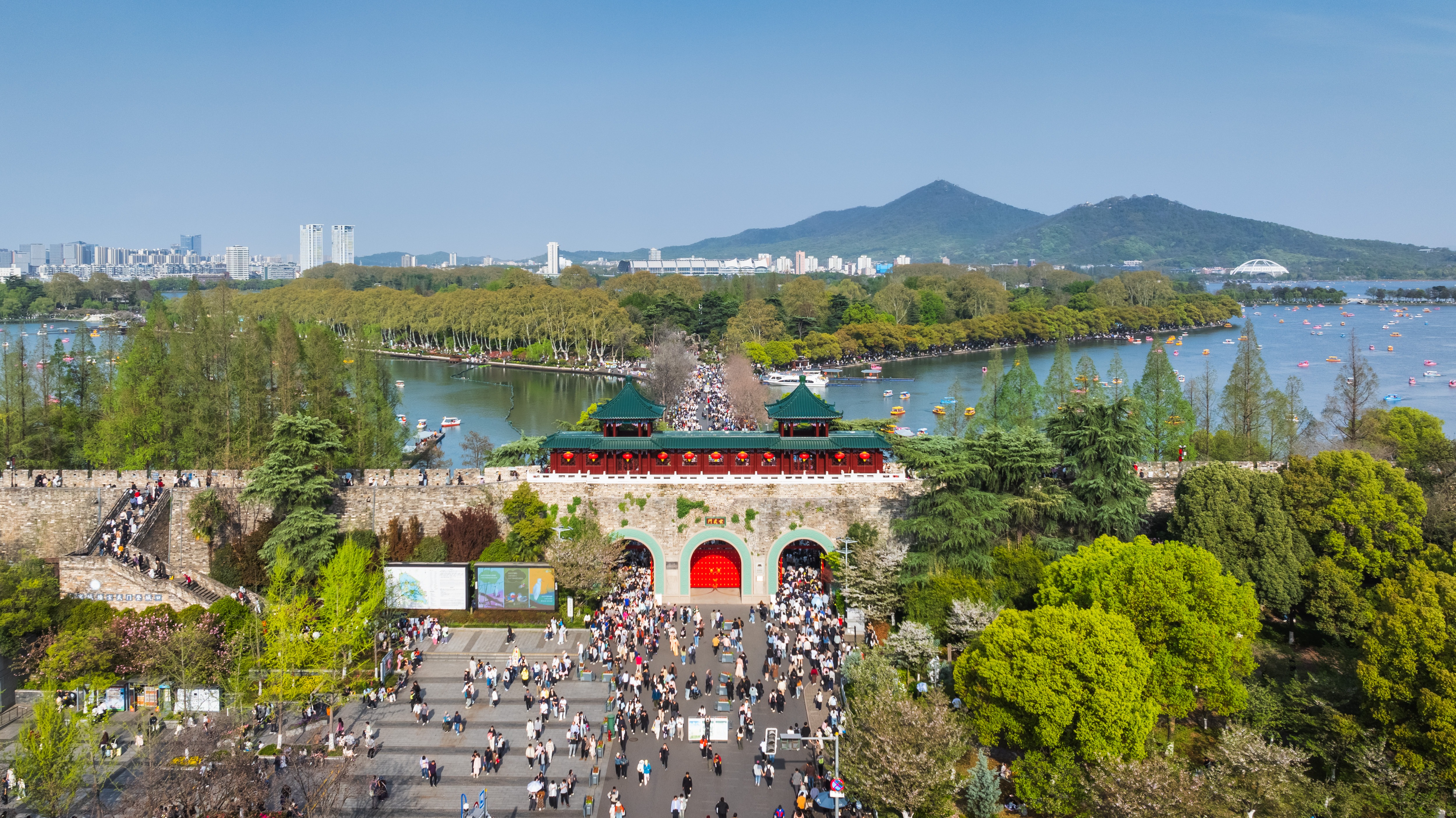 4月4日，清明假期首日，南京迎来晴好天气。玄武湖公园万物竞发，吸引游客纷至沓来。南京日报/紫金山新闻记者 孙中元 摄
