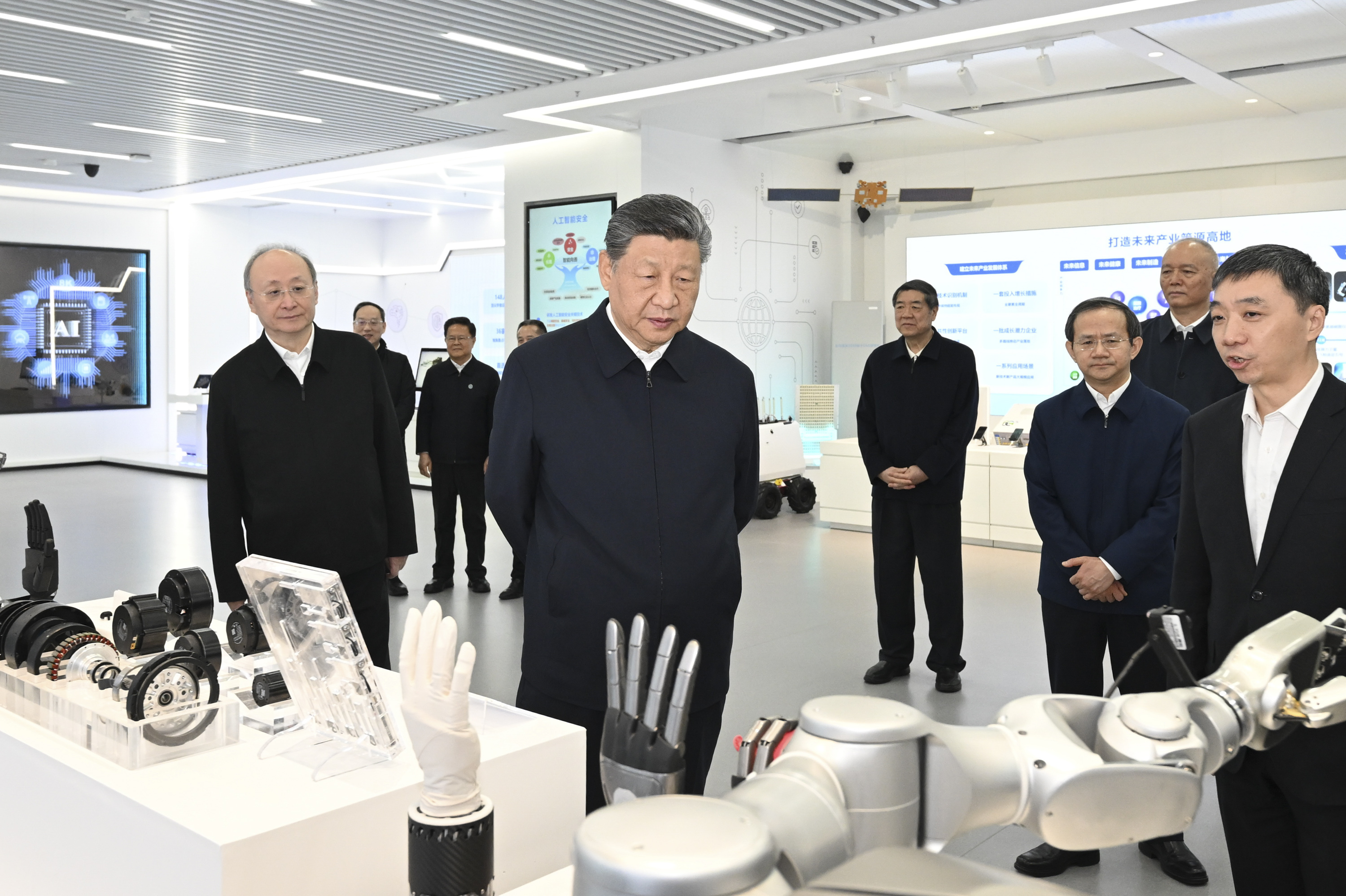 △ 2026年2月9日,习近平总书记在位于北京亦庄的国家信创园考察。