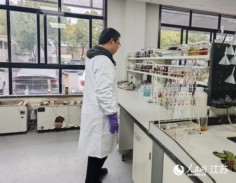 江苏蓝必盛化工环保股份有限公司实验室。人民网记者常雨薇摄