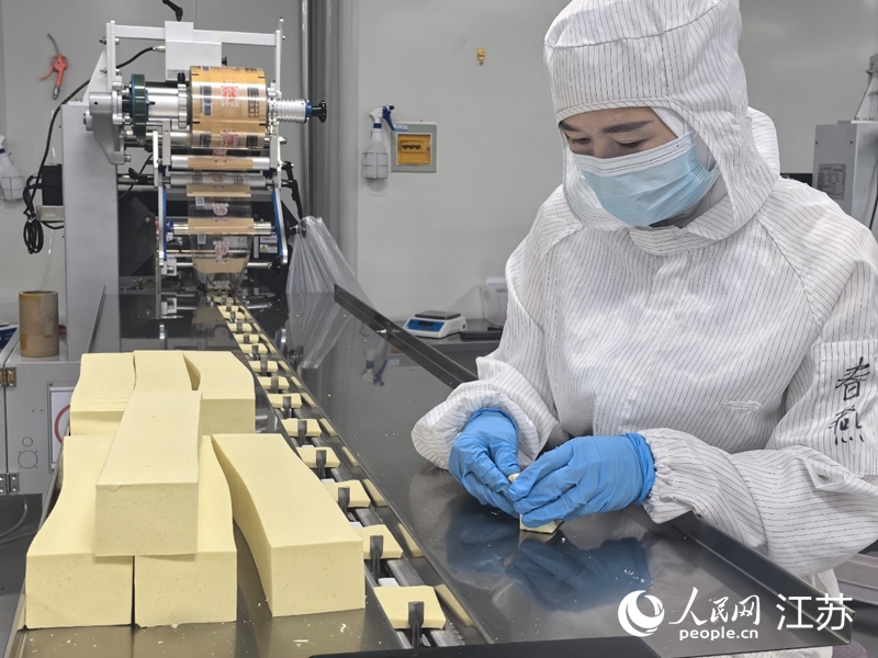 江苏欧尼亚(李八味)食品有限公司生产车间内,阜宁大糕走下生产线。人民网 崔小倩摄