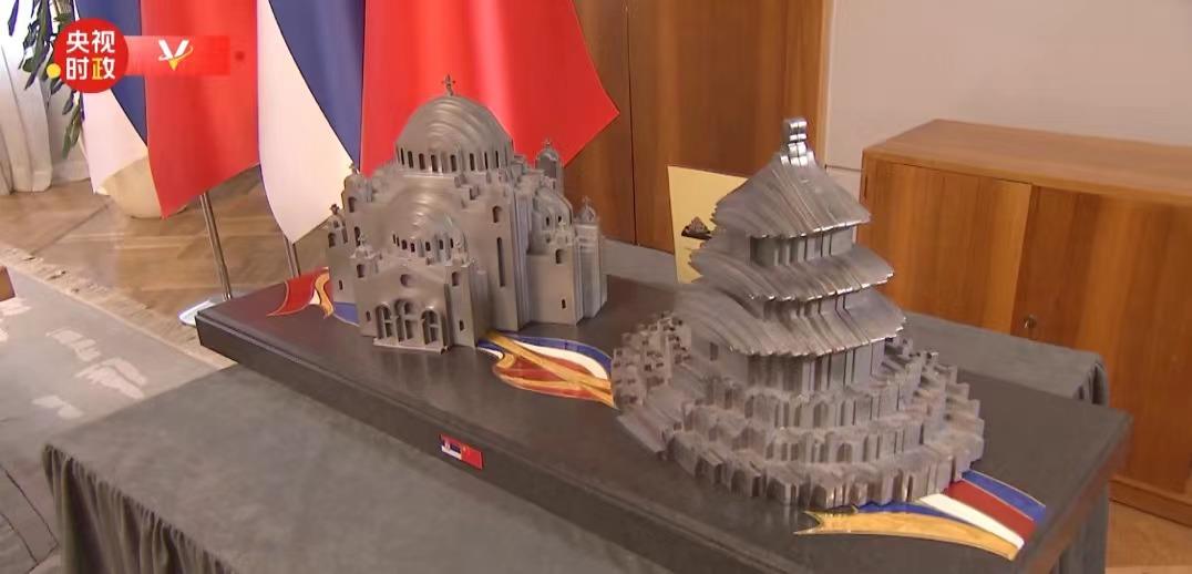 △ 当地时间2024年5月8日,正在塞尔维亚进行国事访问的习近平主席向武契奇总统赠送的礼物。