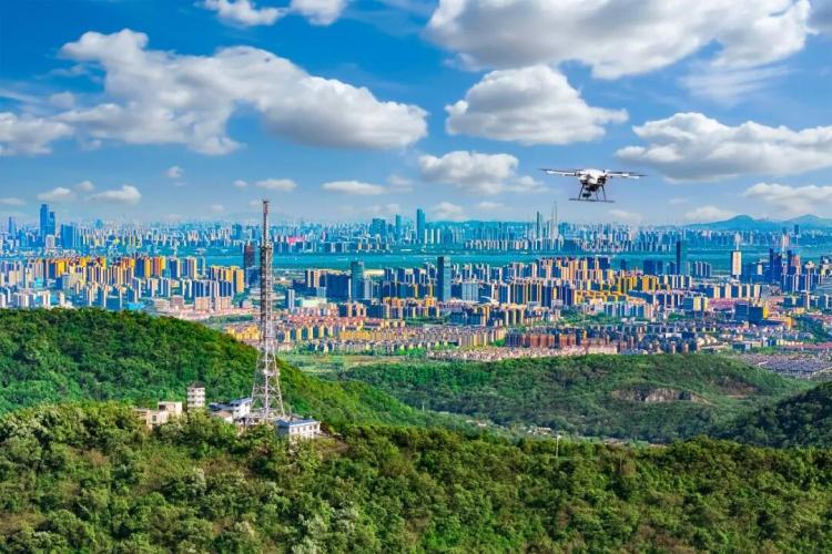 南京江北新区低空平台接到大气监测数据高值预警后，就近无人机自动出库升空，十余分钟便完成区域航拍。