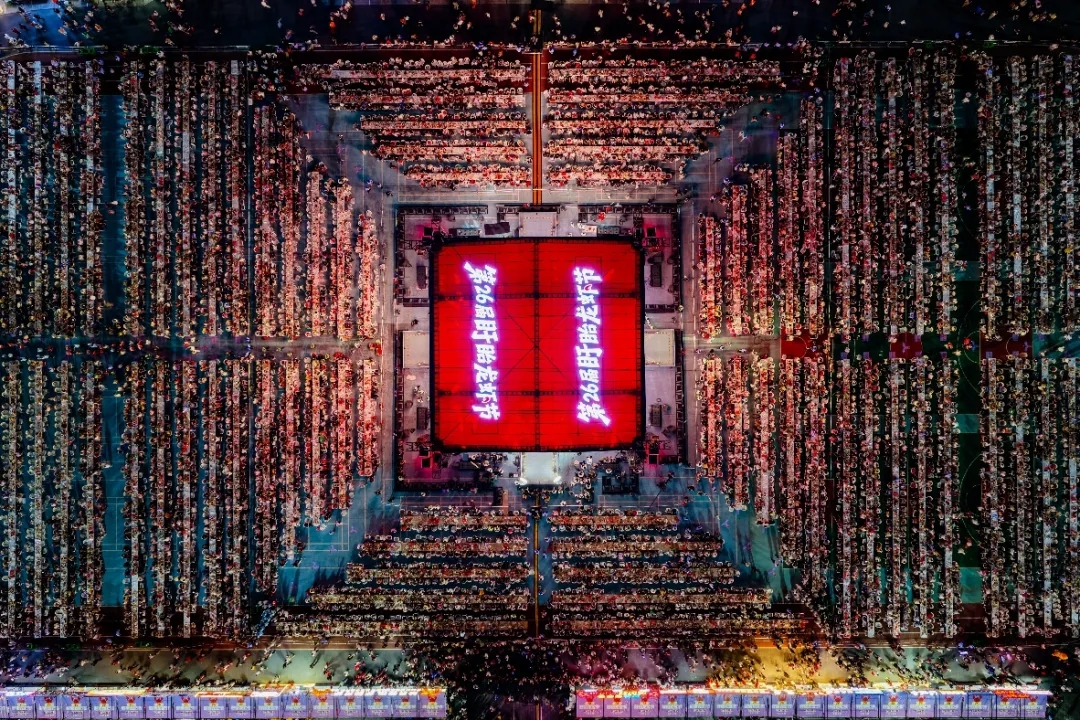 欢乐龙虾宴现场。刘喜贤摄 欢乐龙虾宴现场。刘喜贤摄