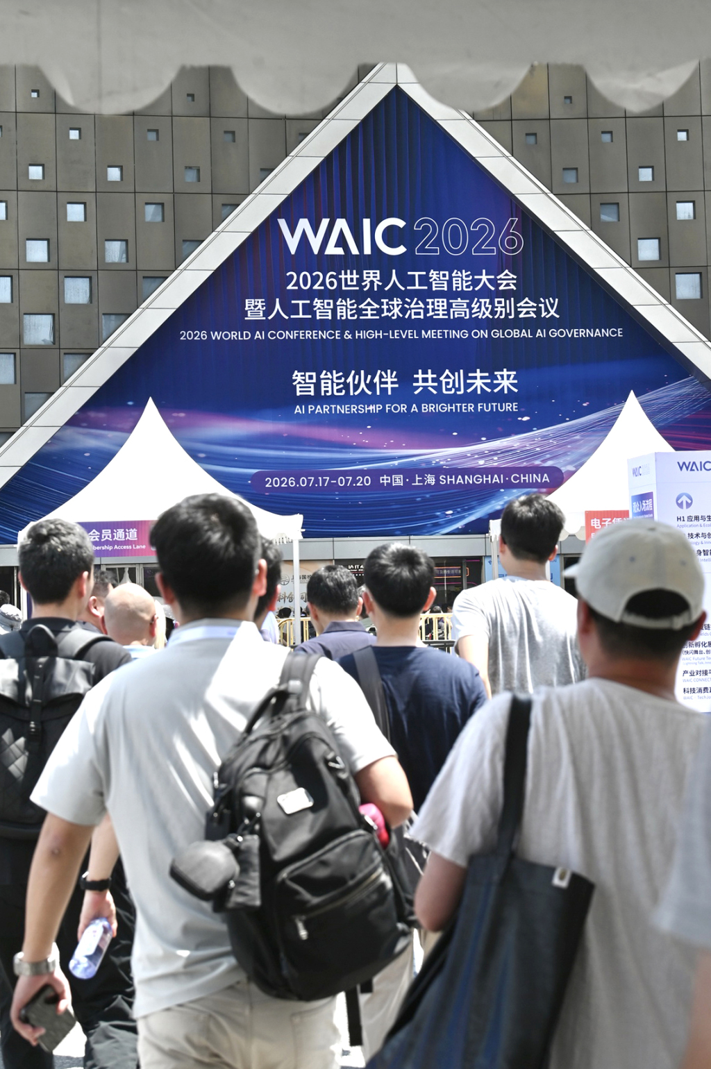 7月17日，上海世博展览馆，观众入场。吴栋 摄