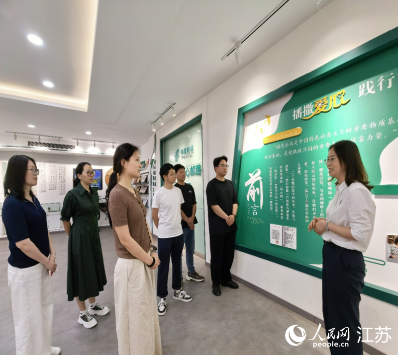张源源(右一)为年轻职工宣讲“爱心邮路”事迹。人民网记者 王继亮摄
