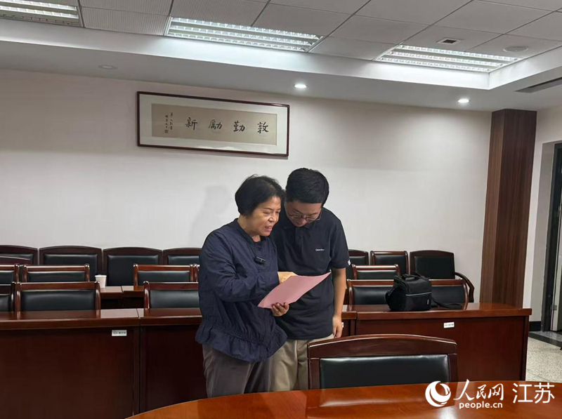 孙金娣(左侧)回访江苏储新科技。人民网记者 马晓波摄