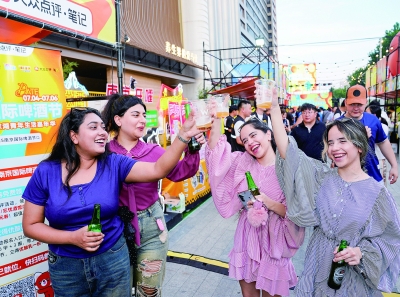 外国友人打卡南京啤酒节。 南京日报/紫金山新闻记者 戚珂嘉 摄