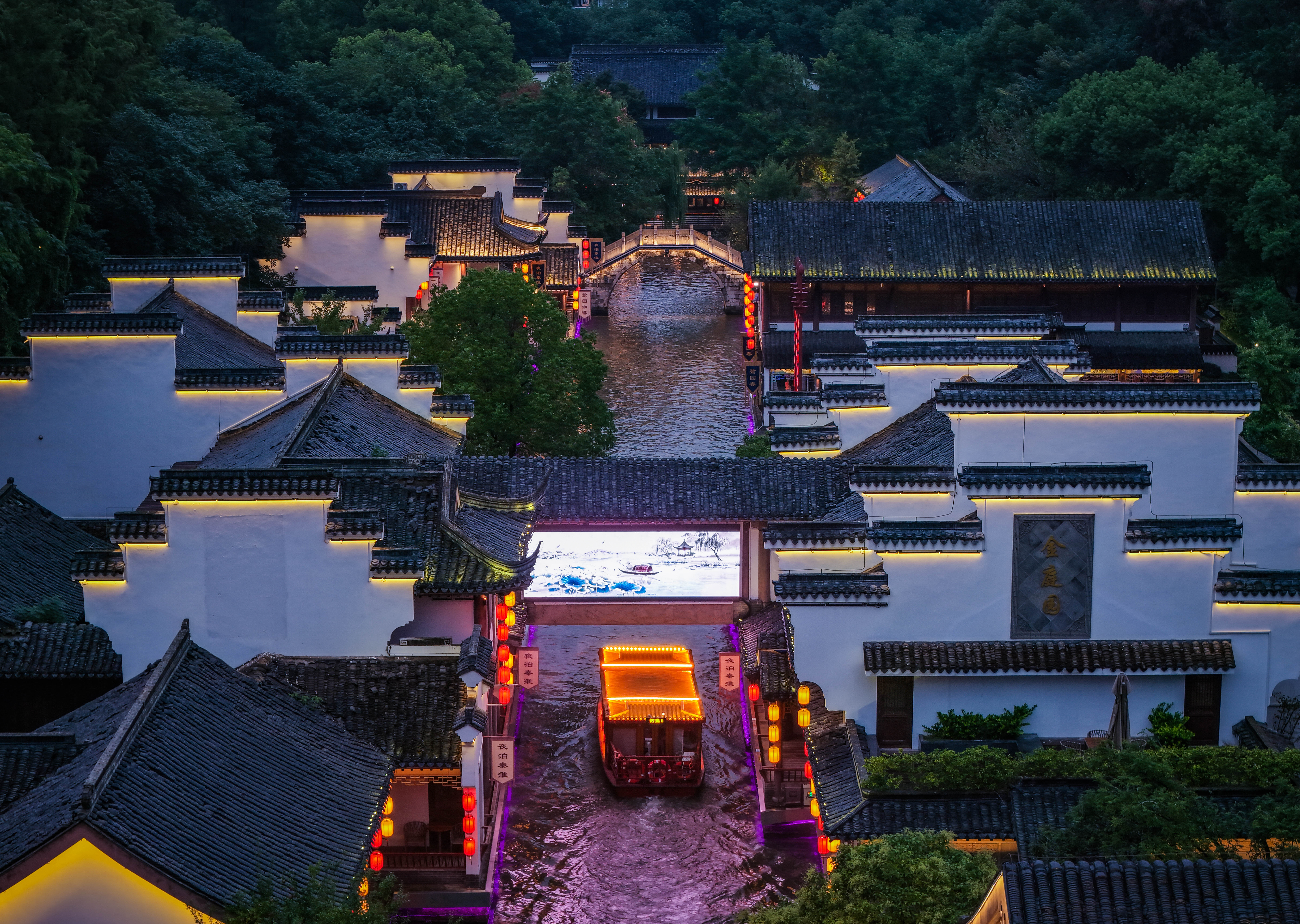 国庆假期,不少游客乘坐画舫体验秦淮夜游,其中七彩水街依托廊桥格栅屏,多角度演绎诗词中的四季水岸风光。 南京日报 / 紫金山新闻记者 董家训 摄